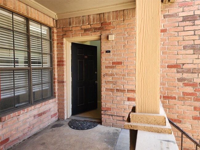 Building Photo - 2255 Braeswood Park Dr
