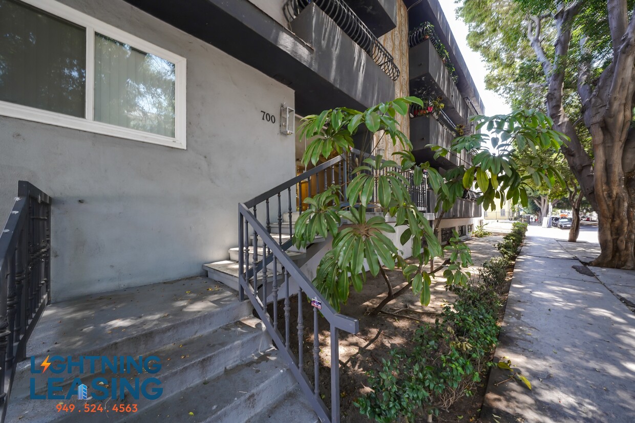 Photo - 702 S Irolo St-3D