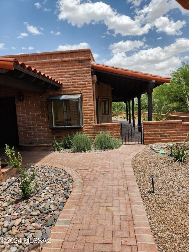Building Photo - 1072 W Camino Urbano