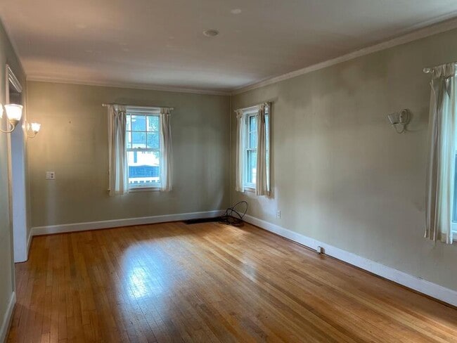 Building Photo - 927 Woodlawn Ave