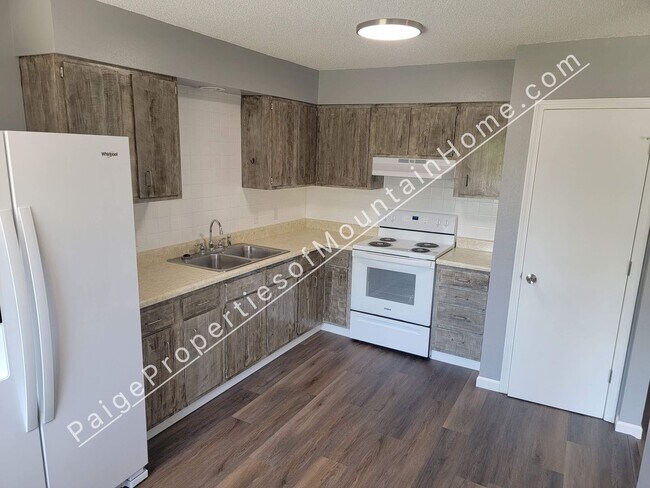 Building Photo - Midway Meadows #8**