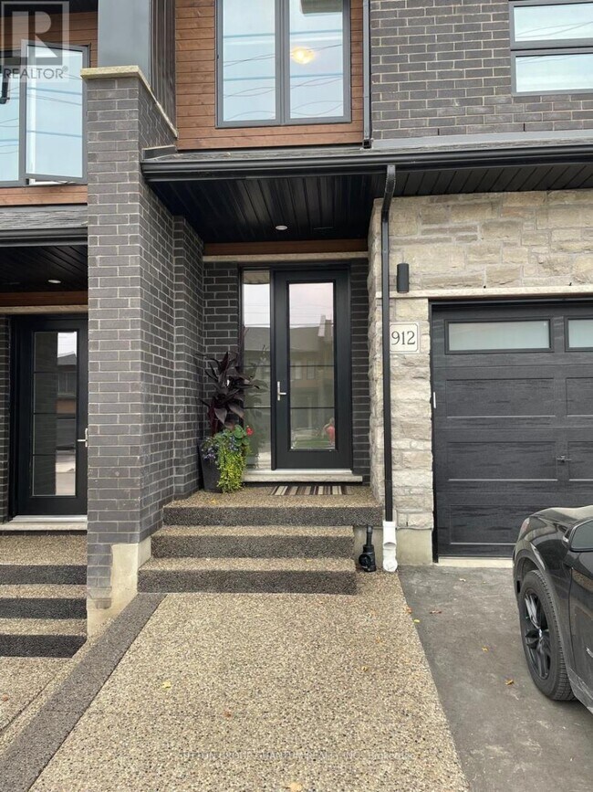 Building Photo - 912 Robert Ferrie Dr