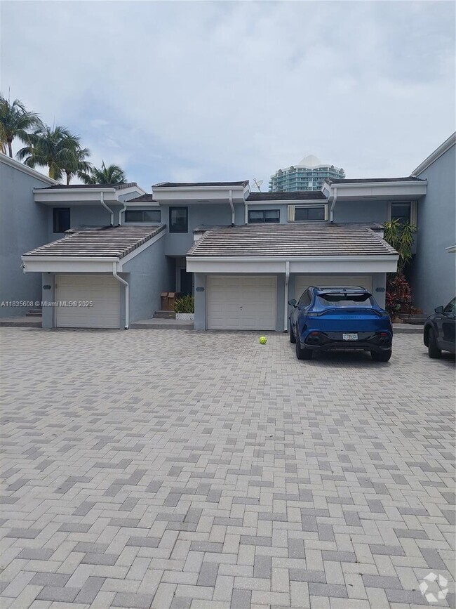 Building Photo - 255 Poinciana Island Dr