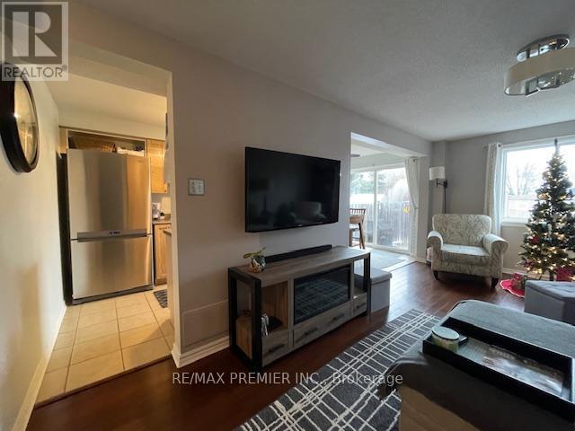 Building Photo - 105 Courtney Crescent