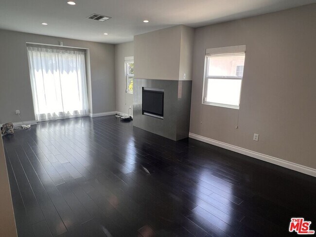 Building Photo - 7865 Bleriot Ave
