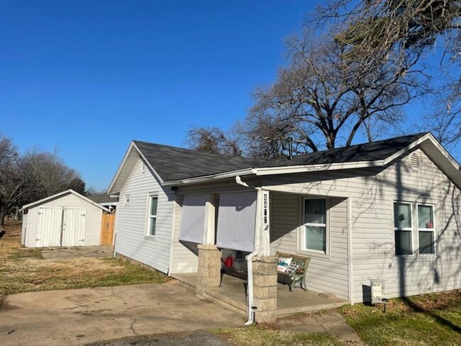 Building Photo - 2 bed/1 bath house