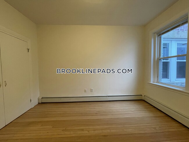 Building Photo - 1539 Beacon St.
