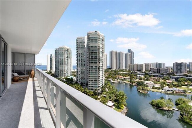 Foto del edificio - 330 Sunny Isles Blvd