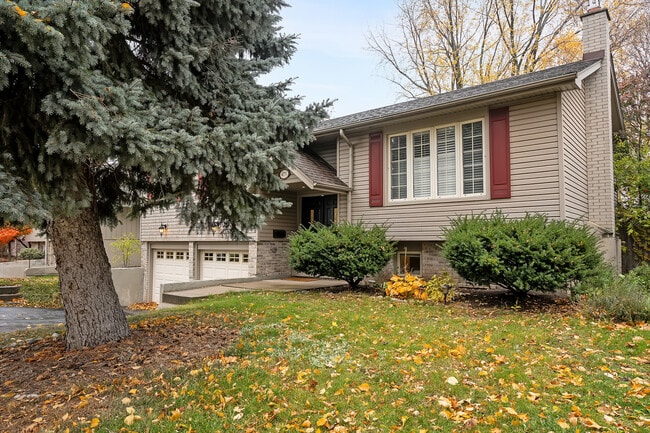 Building Photo - 475 Sparling Crescent