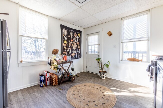 Building Photo - Available April 2026 - Updated Spacious 2 Bedroom Home in Allentown w/ Central A/C !