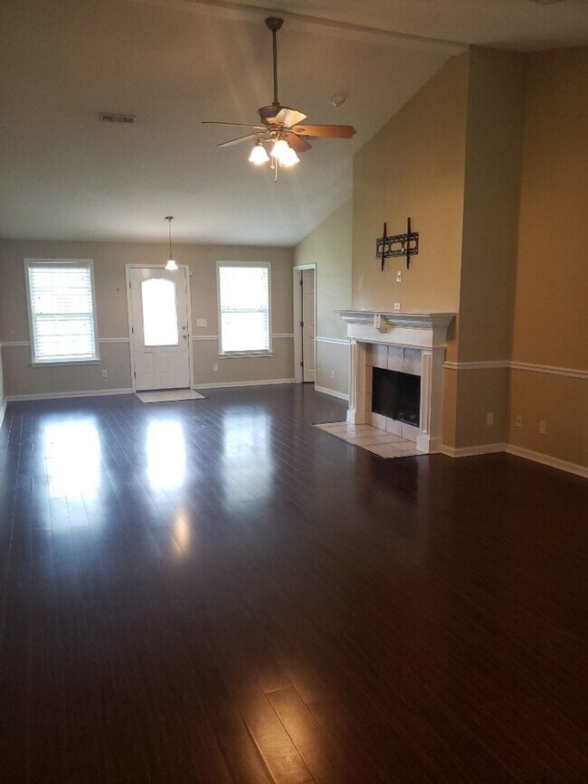 Building Photo - MOVE IN SPECIAL! $500 Off First Month's re...