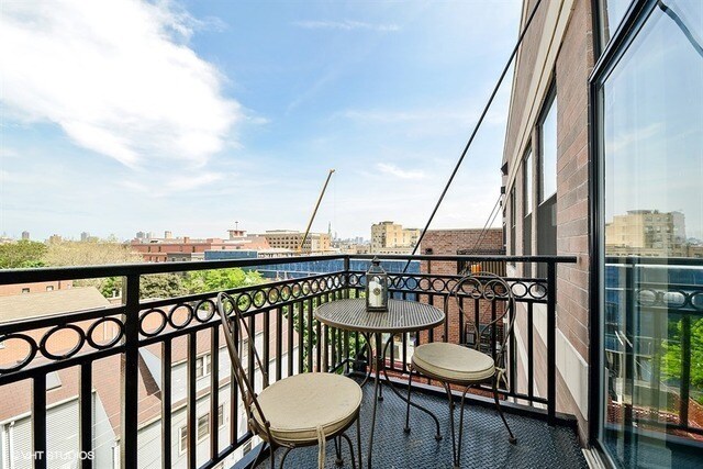 Unit balcony - 3245 N Ashland Ave