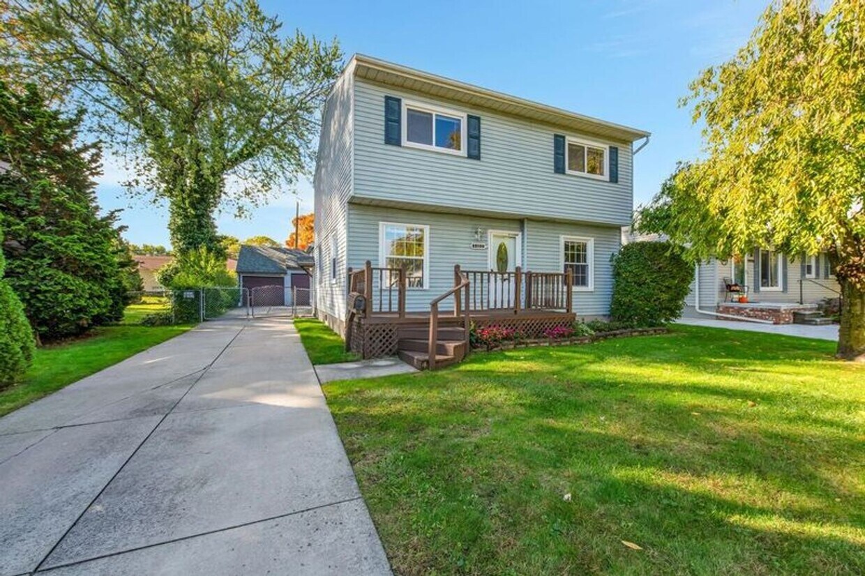 Foto principal - 22100 Revere St