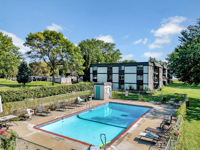 Foto del edificio - Dockside Apartments & Boat Slips - Lake Minnetonka