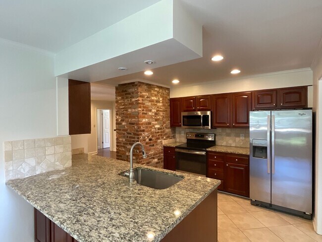 Building Photo - Beautiful Ranch in Myers Park!