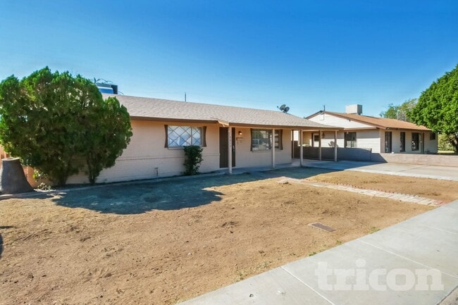 Building Photo - 5017 W Sierra Vista Dr