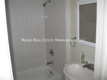 Building Photo - 15 Elm St