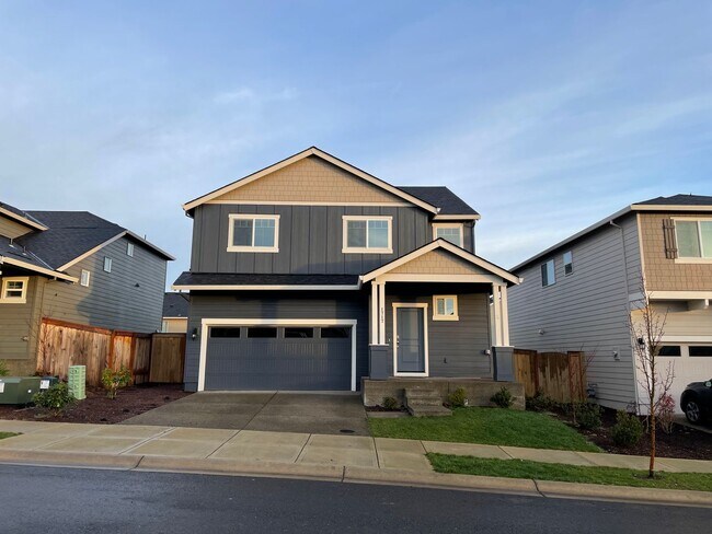 Foto del edificio - Newer Home Located In A Beautiful Master P...