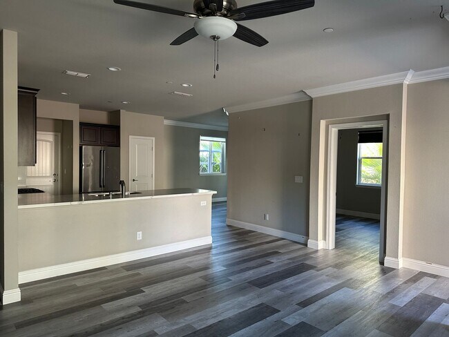 Building Photo - LARGE FOUR BEDROOM HOME IN SALT CREEK