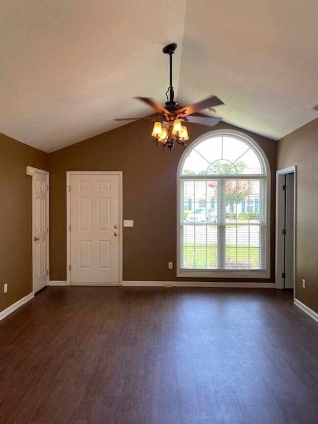 Foto del edificio - Welcome to this stunning 3-bedroom, 2-bath...