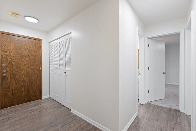 Foto del edificio - "Spacious 2-Bed Condo with Granite Elegance in Prime Minneapolis Location!"