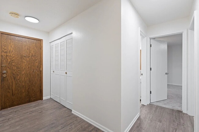 Building Photo - "Spacious 2-Bed Condo with Granite Elegance in Prime Minneapolis Location!"