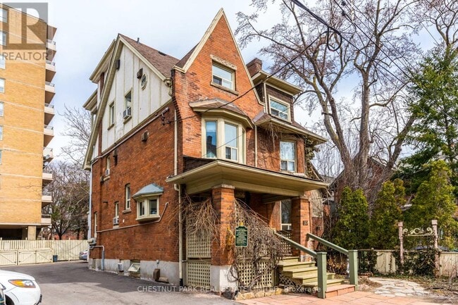 Building Photo - 110 Lowther Ave