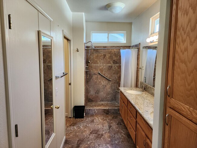 Building Photo - Adorable home in 55+ Community - Turlock CA