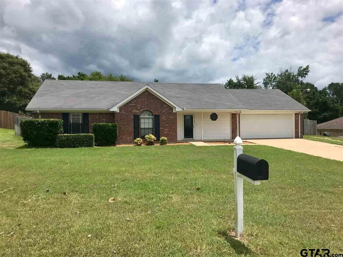 Foto principal - 18143 Adele Ln