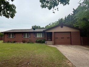 Building Photo - 700 Hillside Dr