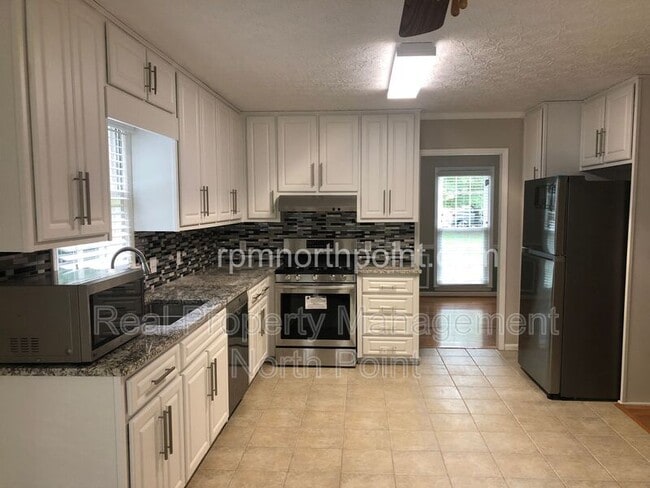 Building Photo - 1565 Maple Ridge Dr