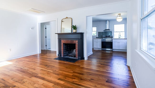 Original refinished oak floors - 2016 Hawthorne St