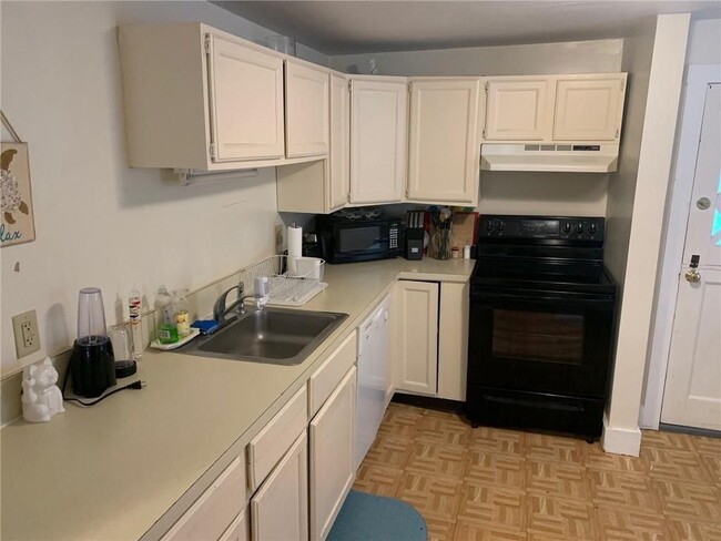 Building Photo - 42 Lee Ave