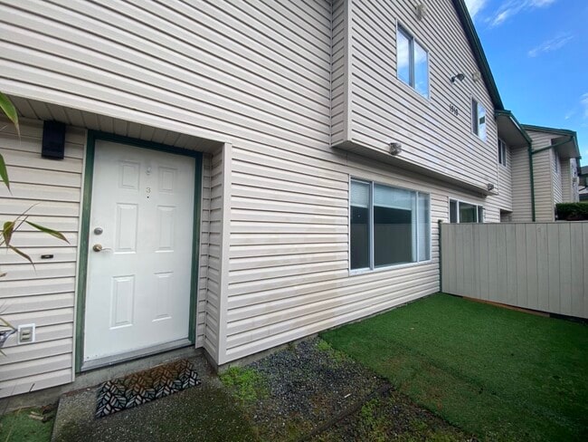 Building Photo - 1910-1910 Bowen Rd