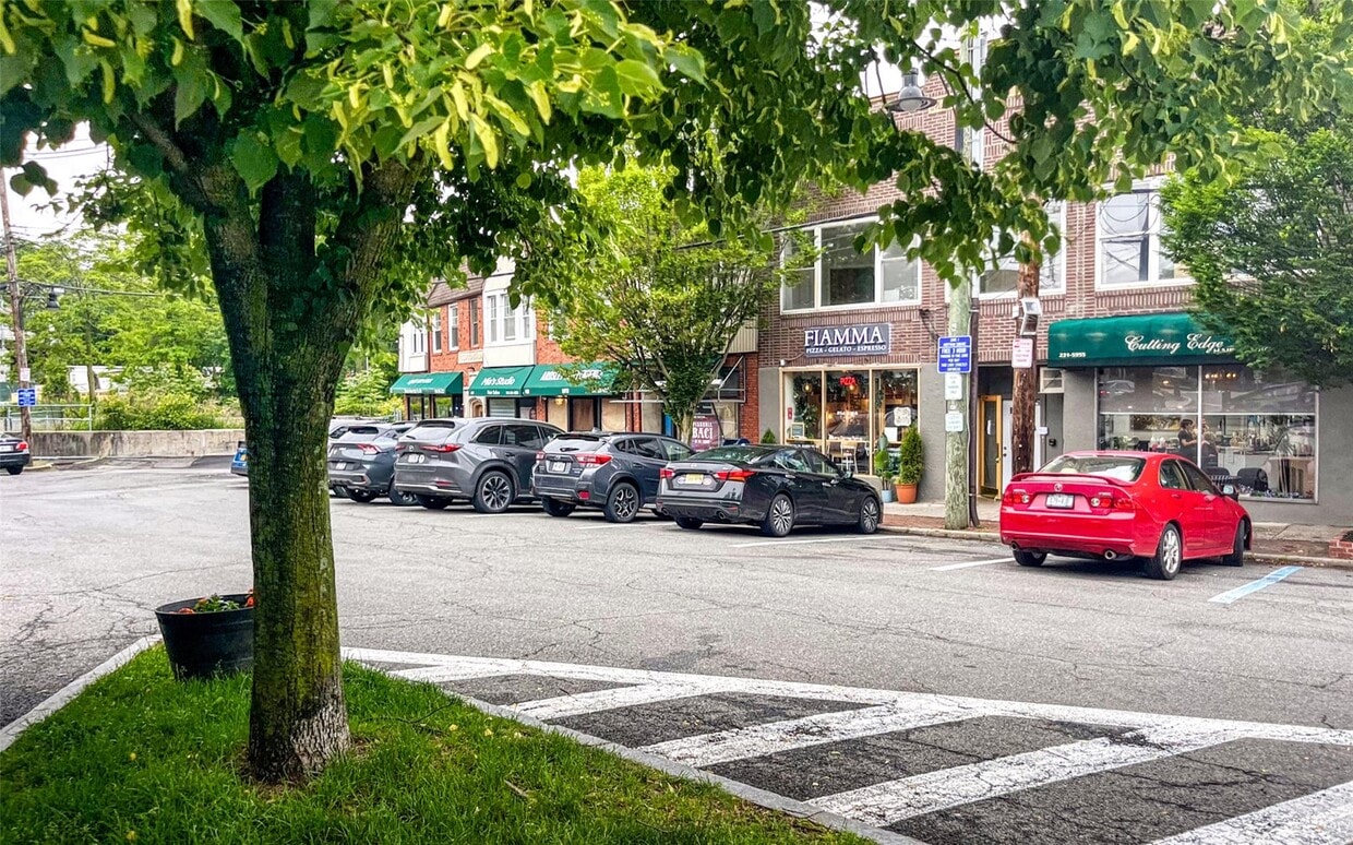 Primary Photo - 475 Ashford Ave