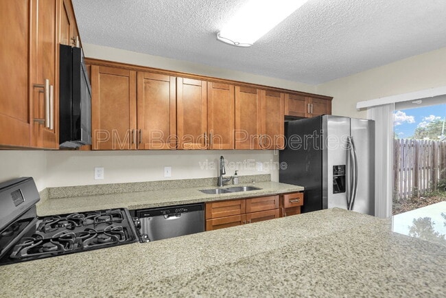 Photo - 2333 Waterside Dr Townhome