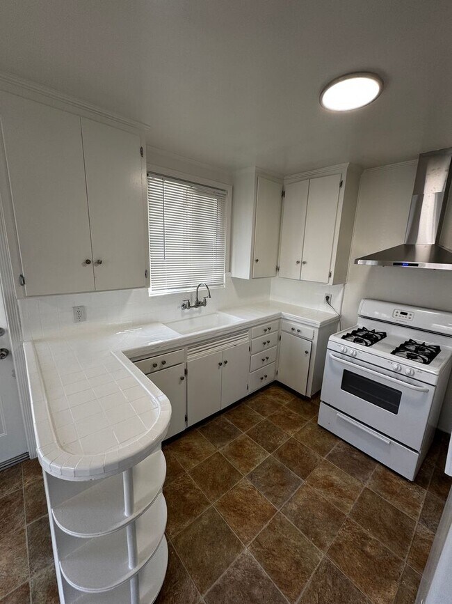 Foto del edificio - 227-231 Mosswood Way
