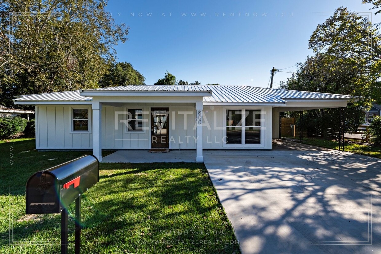 Foto principal - Beautifully Updated 3 Bed 2 Bath Home in D...