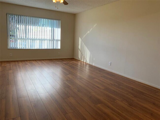 Foto del edificio - 10038 Twin Lakes Dr