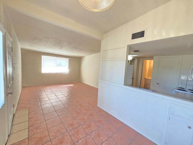 Foto del edificio - 6637 E Cheery Lynn Rd