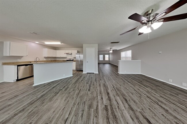 Building Photo - 14906 Sugarhollow Dr