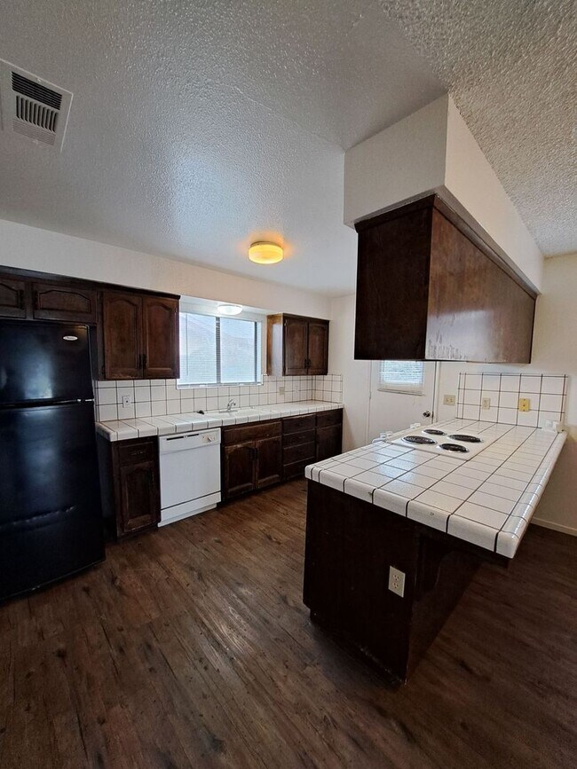 Foto del edificio - 4090-4094 N. Feland Ave.