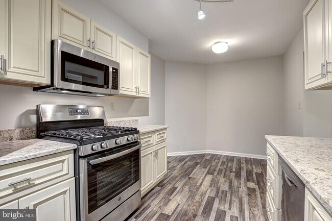 Foto del edificio - 5906 Cove Landing Road Unit 102