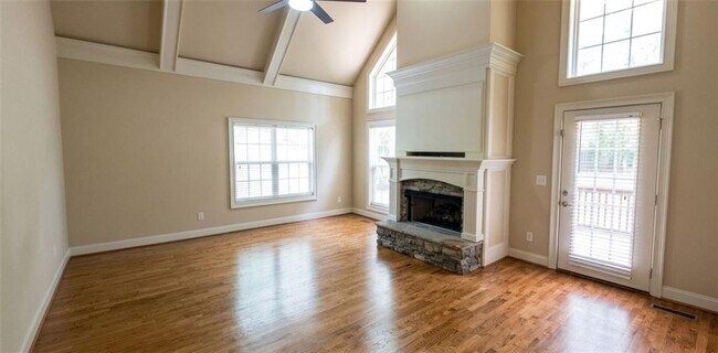 Foto del edificio - 606 Lakeshore Ct