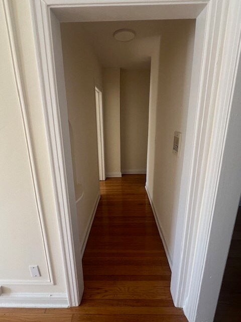 Pasillo desde la sala de estar hasta las camas y el baño. - 4604 Grove St