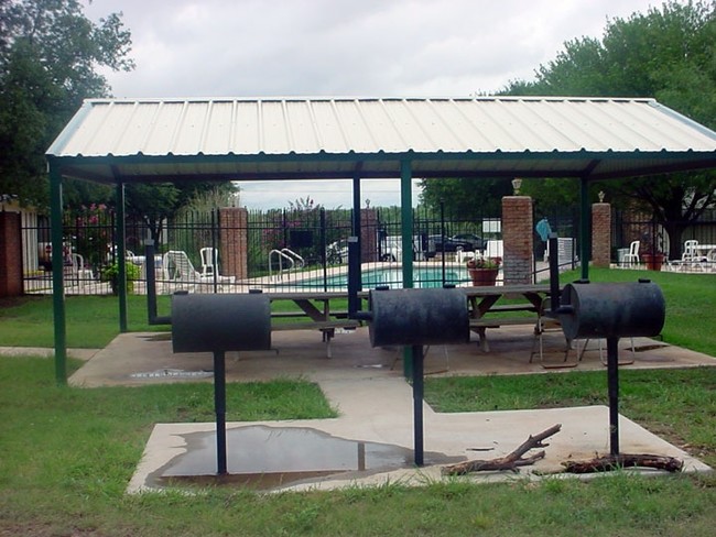 Picnic Area - La Posada Apartments