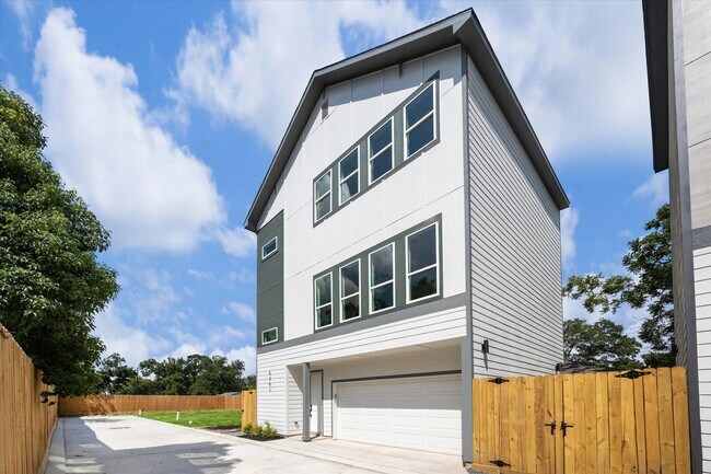 Foto del edificio - 6343 W Montgomery Rd