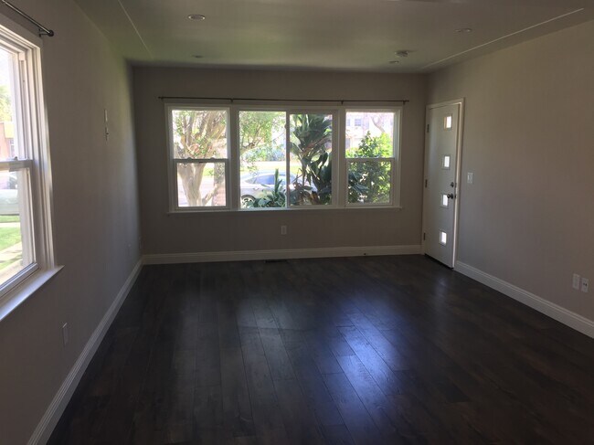 Building Photo - 824 W Glenoaks Blvd