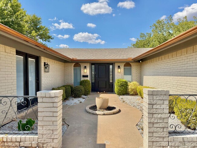 Building Photo - 6933 NW Eisenhower Dr