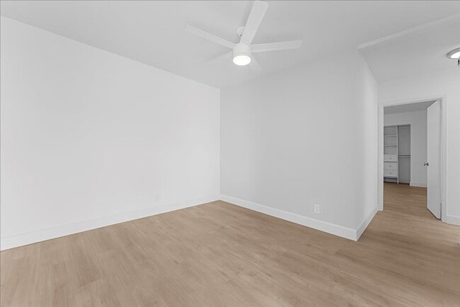 Foto del edificio - 21722 Roscoe Blvd